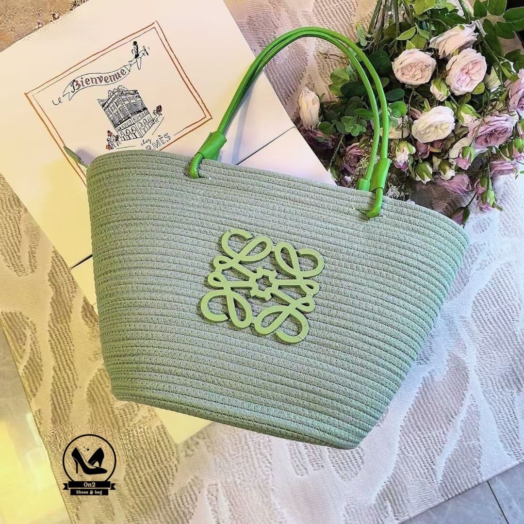 มาค่า....กระเป๋าสานสุดฮิตจาก Loewe รุ่น Anagram Basket Bag ใบนี้ เป็นกระเป๋าสานแฮนด์เมด ตัดกับหนังพิมพ์โลโก้ Anagram เอกลักษณ์ของแบรนด์ สายหนังใช้งานได้ทั้งแบบถือและสะพายไหล่ เหมาะกับลุคชิลล์ๆ ไปทะเล หรือแม้แต่ลุคแคชชวลในเมืองก็ดูดี สีสันจัดเต็มมาพร้อมสีใ