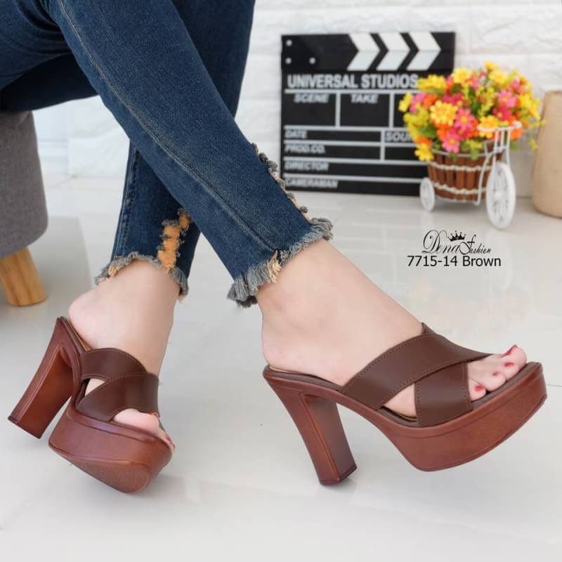 7715-14 ส้นสูงหน้าไขว้ ได้ลุคสวยมั่นไม่มีเอ้าส์ กับส้นสูงหน้าไขว้ สวมใส่สบายเท้ามากๆค่ะ เสริมหน้าทำให้เดินง่ายไม่เมื่อยเท้า แมทง่ายด้วยนะค่ะ แนะนำเรยจร้า