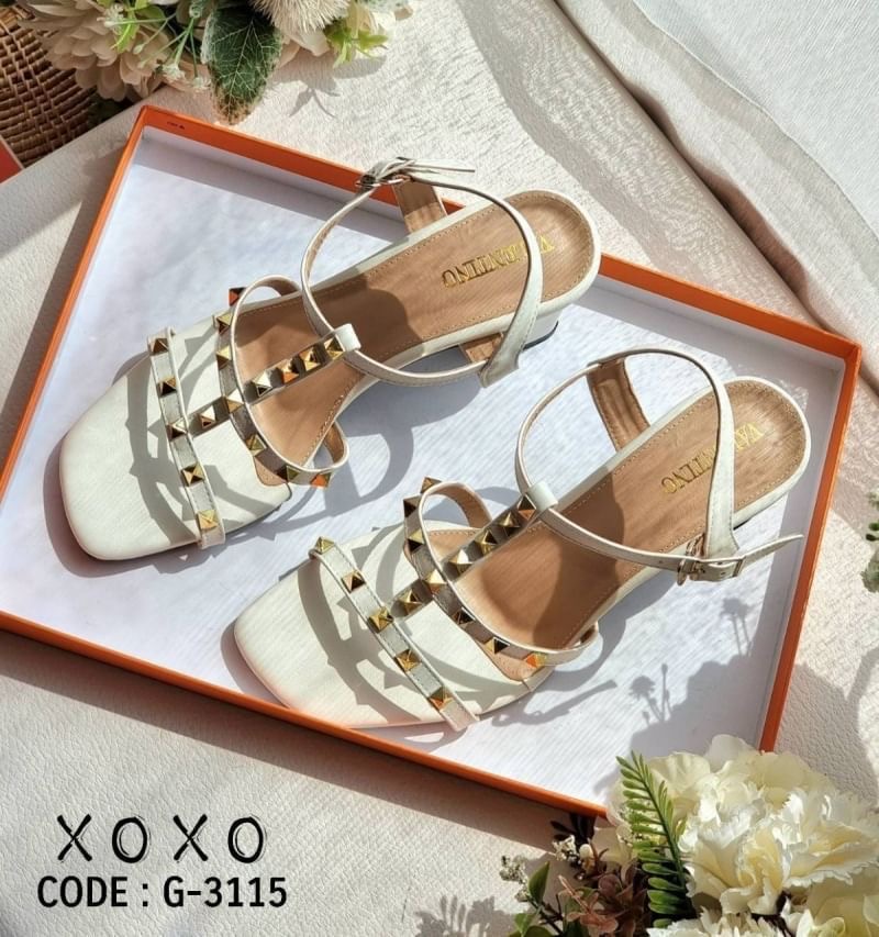 สินค้าพร้อมส่ง พื้นตีแบรนด์ : Valentino (กล่องน้ำตาลเรียบ, ไม่มี อปก.) คัชชูทรงเปิด อีกรุ่นที่ขายดีตลอดกาล เคยมีแล้ว แล้วกลับมาซื้อซ้ำ แบบเดิมอีกรุ่น ที่บอกไว้เลย ต้องมีจร้า งานลงแล้วจร้า วิ งานนี้ไม่ใหญ่แน่ๆวิ สวย ราคาเบาๆ คุ้มมากๆ วัสดุหนัง PU ติดอะไหล่