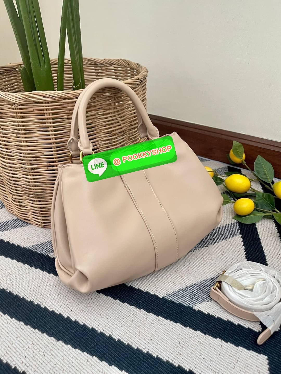 Charles & Keith Buckled Tote Bag กระเป๋าถือทรงเก๋สะดุดตาตกแต่งสายคาดพร้อมหัวเข็มขัดให้กระเป๋าดูโดดเด่นทันสมัย วัสดุหนังเรียบ หูหิ้วกระเป๋าสามารถพับได้ เปิดปิดแบบตัวเข็มขัดด้านหน้า ด้านในกว้าง พกพาของใช้จำเป็นได้อย่างครบถ้วน เช่น กระเป๋าเงินใบยาว โทรศัพท์