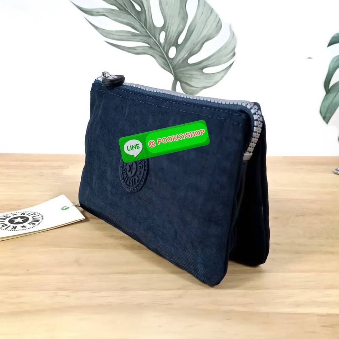 Kipling Creativity Large Pouch วัสดุ Nylon 100% กระเป๋าคล้องมือขนาดพอเหมาะ 7.25 นิ้ว พกพาสะดวก เปิด-ปิดด้วยซิปเดียวใช้งานง่าย ด้านในมีช่องกว้าง 2 ช่องและช่องซิปเล็กตรงกลางอีก 1ช่อง ใช้งานได้สะดวก สามารถใส่มือถือ 7.5 นิ้วได้ กุญแจรถ ธนบัตรได้ ล็อตนี้มาพร้อ
