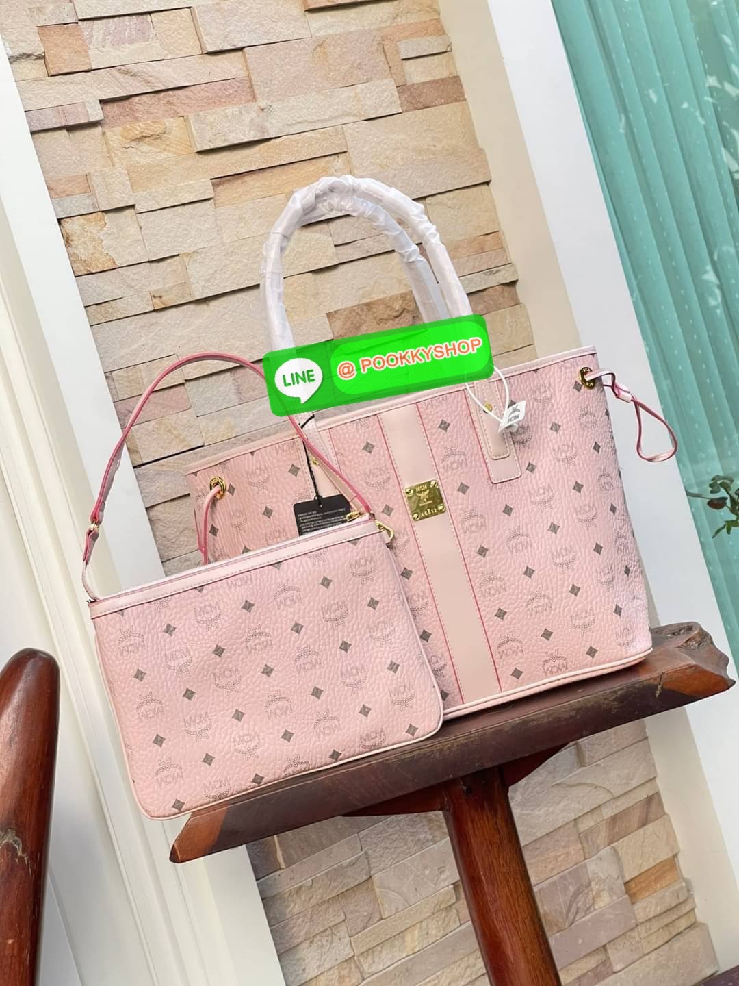 💕Mcm Liz Reversible Shopper in Visetos ขึ้นชื่อว่าเป็นกระเป๋าช็อปเปอร์ แน่นอนว่า จะต้องเหมาะสำหรับสาว ๆ ที่ชอบพกสัมภาระเยอะ ซึ่งรุ่นนี้ไม่ใช่แค่เพียงให้พื้นที่จุของกว้างขวางเท่านั้น แต่ยังออกแบบดีไซน์และรูปทรงให้มีความยืดหยุ่น มีหูรูดด้านข้างที่สา