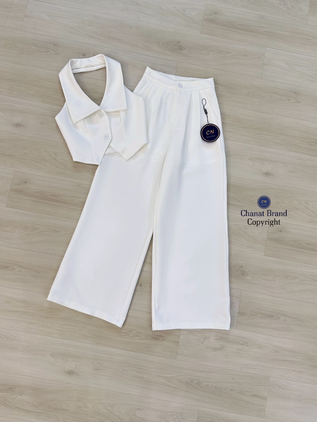 ชุดเซทแฟชั่น Set 2 ชิ้นสีขาวทั้งชุด ตัวเสื้อคล้องคอ ทรงเข้ารูปมีกระดุมหน้าใช้งานได้จริง