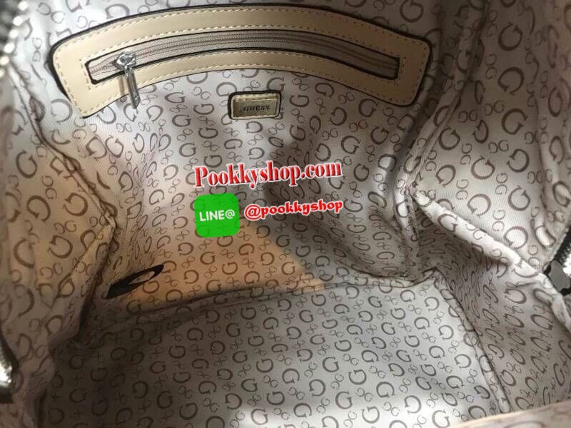Don't Miss! GUESS WOMAN'S FACTORY BACKPACK กระเป๋าเป้ขนาดกำลังดีวัสดุหนังแกะสังเคราะห์นิ่มสวยน้ำหนักเบา มีหูหิ้วเเละสายสะพายหลังเลื่อนปรับได้ ด้านหน้ามีโลโก้และช่องซิป เปิดปิดด้วยซิปสะดวกใช้ ภายในกว้างใส่เอกสาร ipad ของใช้ได้เยอะ จะสะพายไปเรียนไ