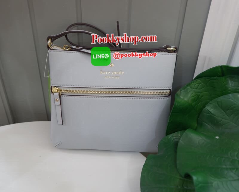 Kate Spade new york saffiano crossbody bag ด้านหน้ามีหนึ่งช่องซิปสำหรับใส่มือถือหรือของจุกจิก เปิดปิดกระเป๋าช่องหลักแบบซิป ด้านในโล่ง มีช่องให้ใส่ของจุกจิกหนึ่งช่อง สายสะพายถอดไม่ได้ เลื่อนปรับระดับได้