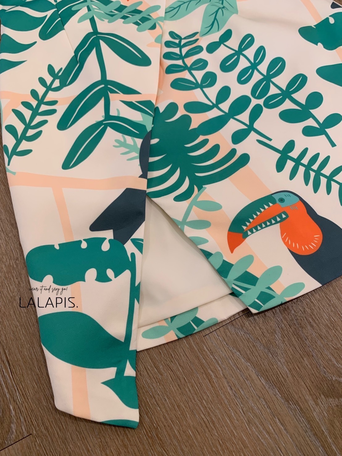 เดรสแฟชั่น เดรสทรงสูท ดีไซน์ช่วงเอว อกเสริมฟองน้ำ ตกแต่งกระดุม 4 เม็ด