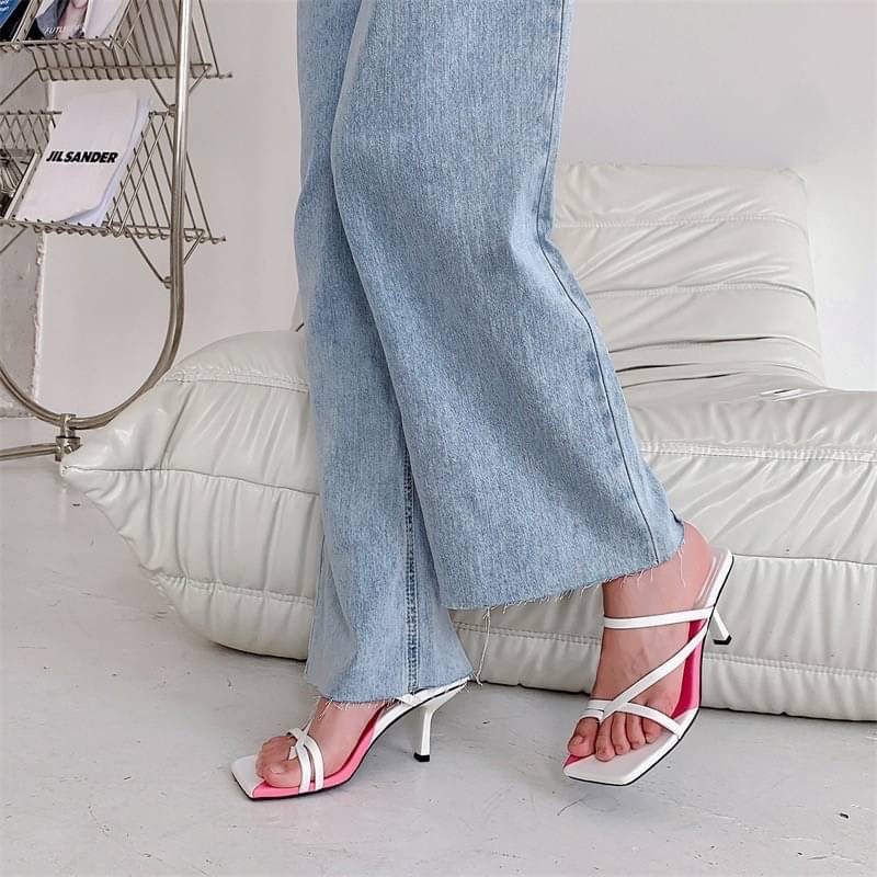 𝙉𝙀𝙒 𝙉𝙀𝙒 ‼️ รองเท้างานเกาหลี ส้นสูงคาดเส้น รุ่นนี้ความเกร๋เป็นสีทูโทน น่ารักมากๆ มีมาให้เลือก2สี สาวๆมินิมอลล์ไม่ควรพลาด พื้นนิ่มใส่สบาย แมทช์กับเสื้อผ้าง่ายเกาหลีเกาใจที่สุดค่ะ