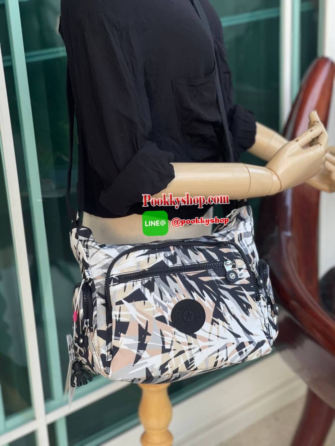 Kipling GABBIE S Crossbody Bag with Phone Compartment Bag กระเป๋าสะพายทรงครอสบอดี้ คอลเลคชั่นสุดฮิต แบบกระชับกับลำตัว วัสดุPolyamide100% มีช่องซิปใช้งานได้ทุกมุม ช่องใหญ่ภายในกว้าง ใส่มินิไอแพค กระเป๋าสตางค์ยาวและอื่นๆจุได้เยอะ สามารถสะพายได้ทั้งสายคู่และ