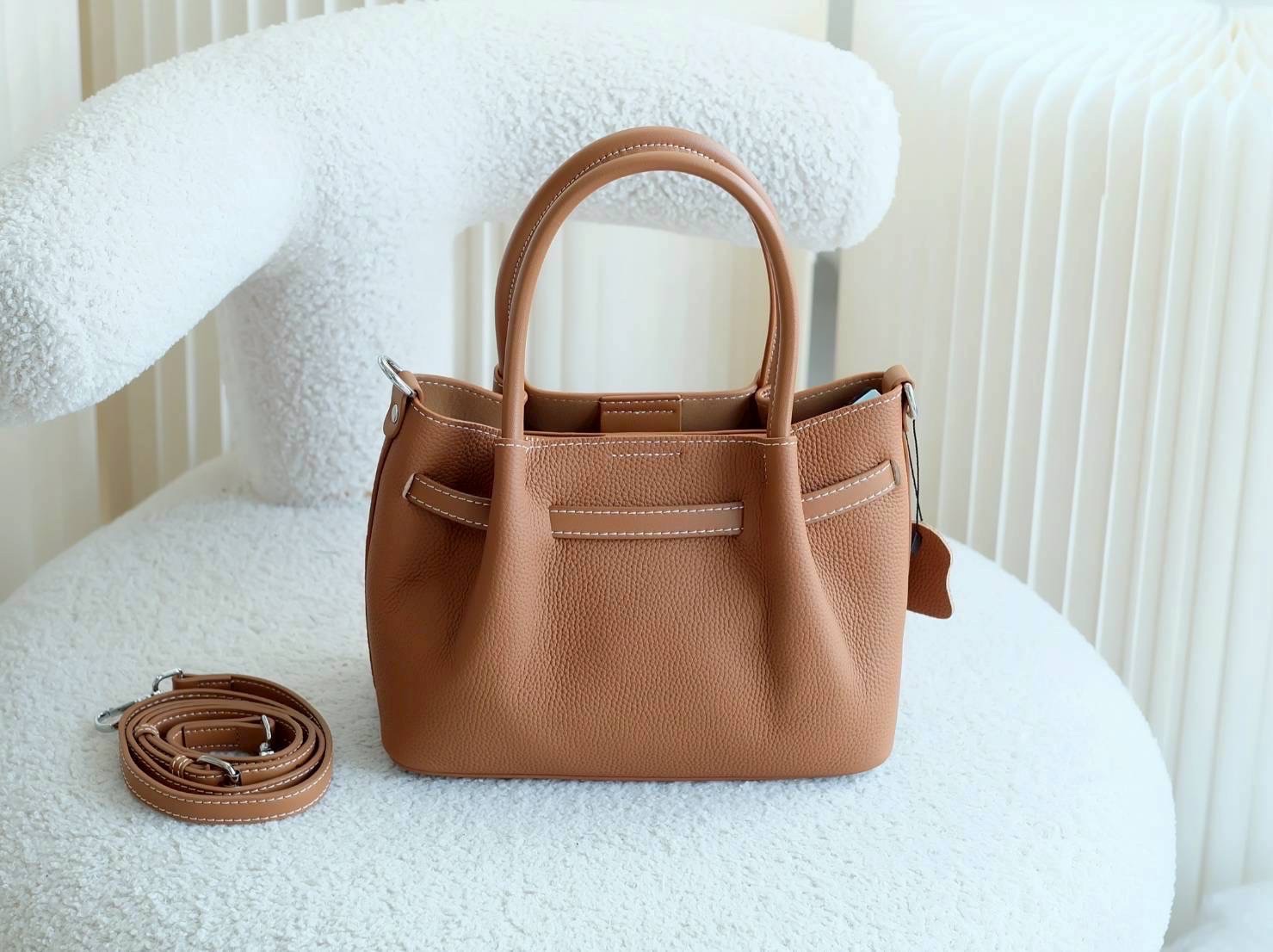 กระเป๋าหนังแท้ทรงtote งานหนังแท้💯 Genuine leather หนังลาย togo รักษาง่าย ใช้งานได้ยาวนาน ขนาดกำลังดี น้ำหนักเบา มีสายสะพายยาว หนังแท้มีความคงทนและสามารถใช้งานได้ยาวนาน เมื่อได้รับการดูแลที่ดี หนังจะมีความนุ่มและยืดหยุ่น แต่ยังคงแข็งแรง นอกจากนี้ ห