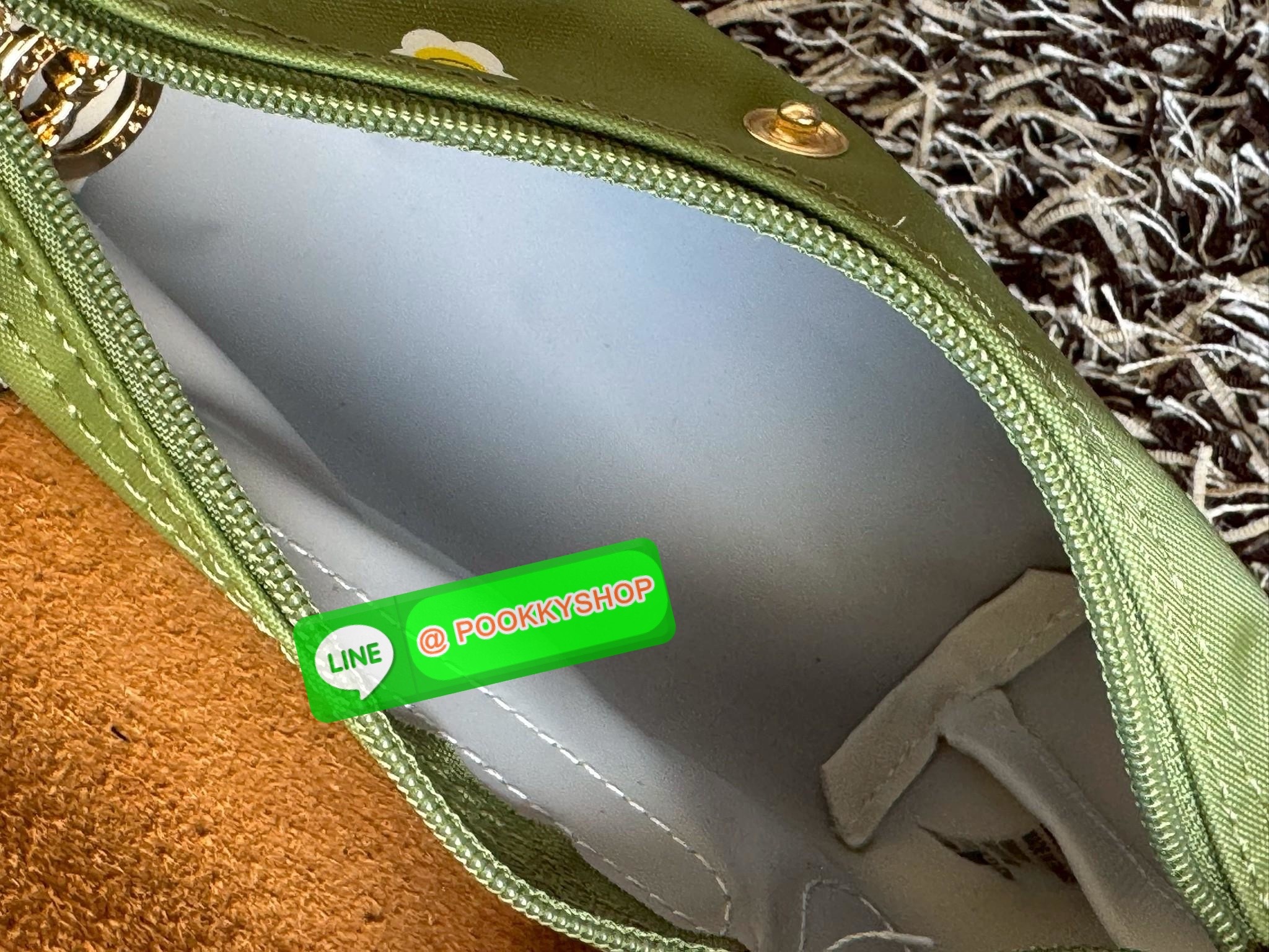 LONGCHAMP LE PLIAGE ORIGINAL X Labubu Pouch with handle เป็นการร่วมงานกัระหว่างแบรนด์ และยังกระเป๋าถือขนาดมินิทรงpouch ที่ด้านหน้ามีลวดลายน้องลาบูบู้ในแบบต่างๆ เปิดปิดระบบสองชั้น ได้ว่าของด้านในมีความปลอดภัย เหมาะอย่างยิ่งสำหรับสาวๆที่ชอบกระเป๋าขนาดมินิไซ