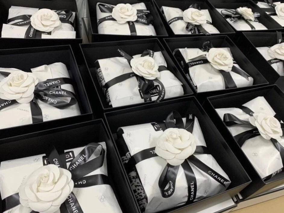 Chanel Shawl Wrap Scarf (With Box) ผ้าคลุม ผ้าพันคอ เนื้อนุ่ม Chanel VIP Premium Gift มาพร้อม กล่องแบรนด์ กระดาษของขวัญแบรนด์ ถุงกระดาษแบรนด์ ริบบิ้น ดอกคามิเลีย จะซื้อใช้เอง ก็ควรมีติดตู้ หรือ เป็นของขวัญก็เหมาะสุดๆ ไปเลยค่า