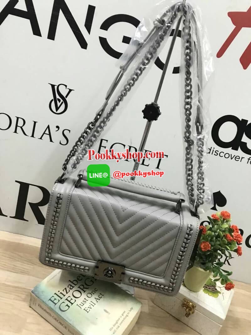 ZARA (Basic) shoulder bag :รีออเดอร์รุ่นขายดีฝุด กระเป๋าทรง Look like chanel ทรงกล่อง ตั้งอยู่ทรง ตัวกระเป๋าหนัง PU สวยเงา สายสะพายโซ่ต่อหนัง ความยาว 120cm ปรับได้3ระดับ ด้านหน้าแต่งขอบโซ่ถักหนัง เย็บลายแทยงทั้งหน้าและหลัง ภายในมีช่องใหญ่และช่องซิป2ช่อง ม