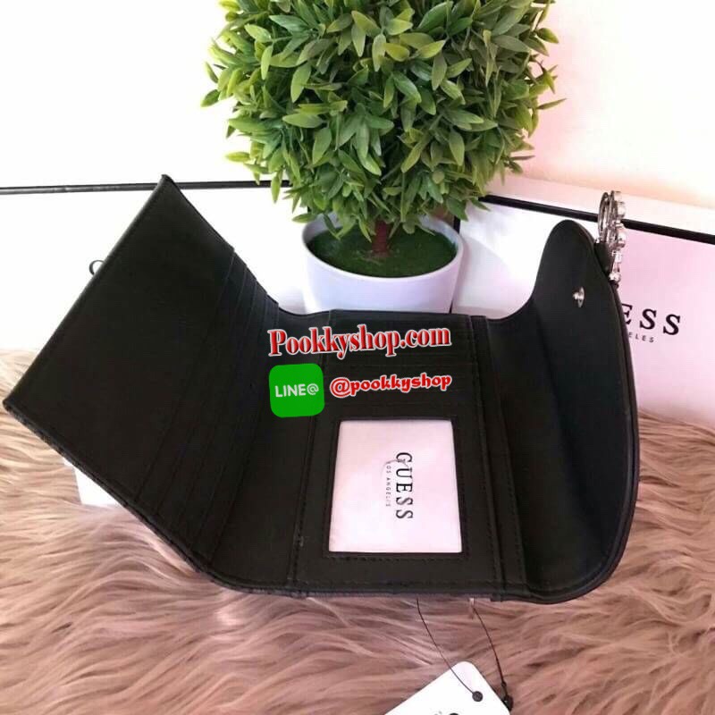 Guess leather wallet กระเป๋าสตางค์ใบกลาง ด้านหน้าแต่งโลโก้แบรนด์โลหะสวยหรูลายซิกเนเจอร์ของแบรนด์ ภายในมีช่องใส่ธนบัตร บัตรต่างๆ ช่องใส่รูป มีช่องยาว 3 ช่อง ใส่ธนบัตร ด้านหลังมีช่องซิปใส่เหรียญ ปิดเปิดใช้งานสะดวก ถือถนัดมือ ขนาดกำลังพอเหมาะ ดีไซร์หรูสวยงาม