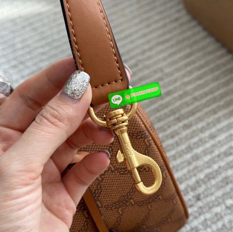 ð MCM Aren Boston Bag in Visetos Canvas ð âĒ āļāļĢāļ°āđāļāđāļēāļāļĢāļāļŦāļĄāļāļāļŠāļļāļāļāļĨāļēāļŠāļŠāļīāļ āļĢāļļāđāļ Aren Boston Bag âĒ āļ§āļąāļŠāļāļļ Lauretos / Visetos Coated Canvas āļĨāļēāļĒāđāļĄāđāļāđāļāļĢāļĄāđāļāļāļĨāļąāļāļĐāļāđāļāļāļ MCM âĒ āļāļĩāđāļāļāđāđāļāļĢāļāđāļāđāļāļāļĢāļ Boston āļŦāļđāļāļąāļāļŦāļāļąāļāđāļāđ āļāļąāļāļāļāļąāļāļĄāļ·āļ