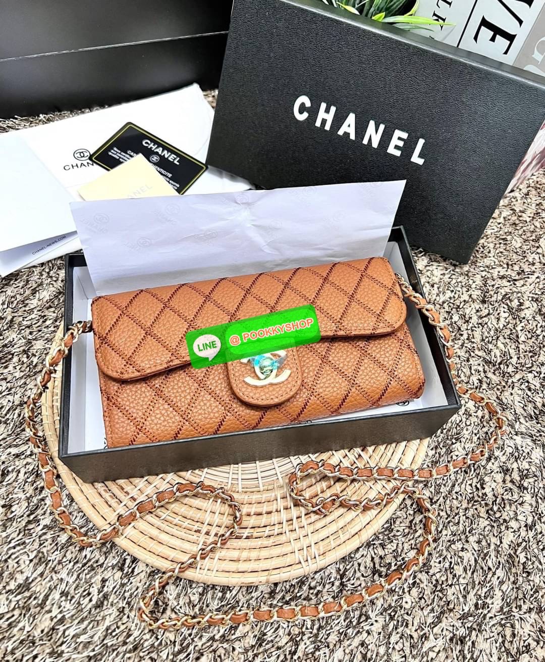 New in! สวยกริปมากๆค่ะ สาวๆที่มีบัตรเยอะๆหรือชอบพกเงินสดเยอะๆ แนะนำรุ่นนี้เลยค่ะ ไม่ผิดหวังแน่นอน CHANEL CHAIN WALLET//CLUTCH BAG ((vip gift ตปท)) พร้อมส่ง บอกเลยน้องสวย ไร้ที่ติเลยค่า! กับกระเป๋าสะพายแบบครอสบอดี้ร์หรือถือแบบคลัทเป็นกระเป๋าเงินเก๋ๆได้เลยค