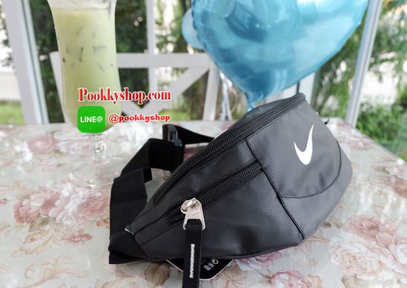 Brand : Nike กระเป๋าคาดเอว สะพายข้างใบใหญ่ เก็บของได้เยอะ ภายนอกมี2 ซิป ภายใน มีซิปเล็กไว้เก็บของ สายสะพายปรับได้ ใส่ได้ทั้งผู้หญิง และ ผู้ชาย
