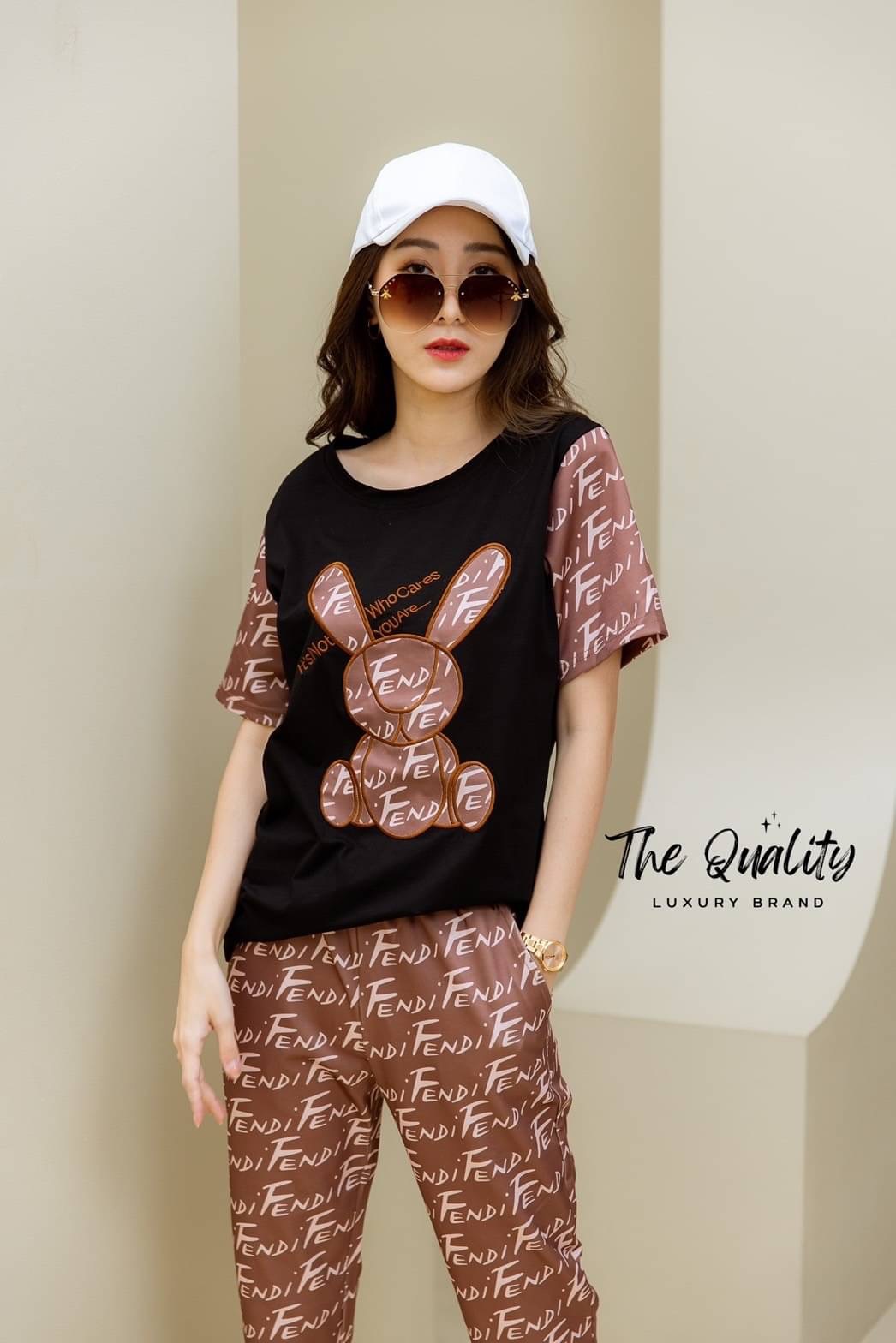 พร้อมส่ง!!! New collection Fendi งานป้ายปักโลโก้เสื้อผ้ายืดกระชับได้ผ้าดีมาก ใส่สบาย กางเกงยืดกระชับใส่เย็นผ้าดีมาก มีกระเป๋า 2 ข้างใส่สบาย รีบจัดแนะนำเลย การันตีคุณภาพดีสุด 10/10 lable Dior