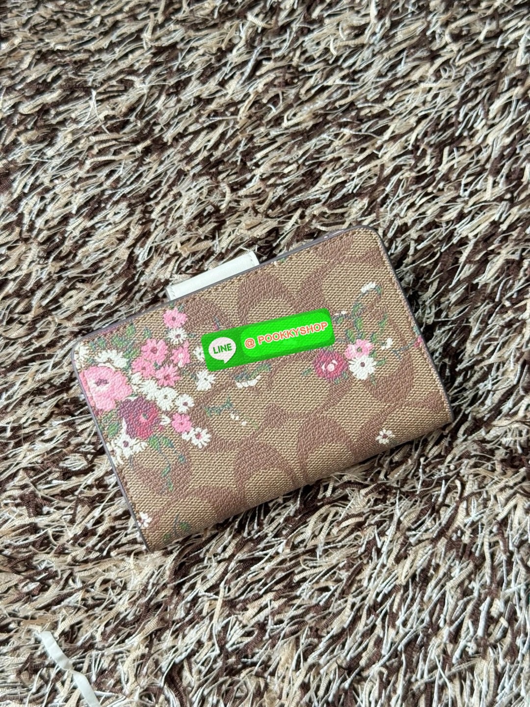 COACH MEDIUM CORNER ZIP WALLET IN SIGNATURE CANVAS กระเป๋าสตางค์ขนาดกลางที่ถือว่าเป็นไอเทม Must Have ของทุกเพศทุกวัยที่ต้องพกติดตัวไว้ตลอดเวลา เพราะนอกจากจะช่วยจัดเก็บเงิน บัตรประชาชน บัตรเครดิตและต่าง ๆ ให้เป็นระเบียบเรียบร้อยยังต้องคำนึงถึงประโยชน์ใช้สอ