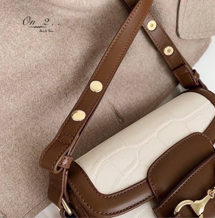 New Arrival 🔥🔥🔥 🇰🇷Korean style bag🇰🇷 กระเป๋าหนังพียูทรงสี่เหลี่ยม ปั้มลายCroco สายสะพายเป็นสายหนัง ปรับความยาวได้