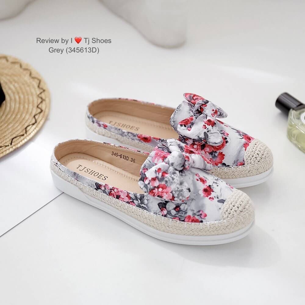 พร้อมส่งรองเท้าเพื่อสุขภาพ ที่ทั่งเกร๋ทั้งน่ารักสุดๆ รองเท้ารุ่นนี้เป็นงานสั่งทำพิเศษ หนังนิ้มนิ่ม ผ้าลายเก๋ๆ ประดับโบว์น่ารักๆ น้ำหนักเบา พื้นบุนวมนิ่ม ใส่นุ่มเดินทั้งวันได้สบายมากๆ แมทกับชุดอะไรก็เกร๋ก็น่ารักสุดๆ เป็นรุ่นแนะนำ ซื้อไปรับรองไม่ผิดหวัง ของ