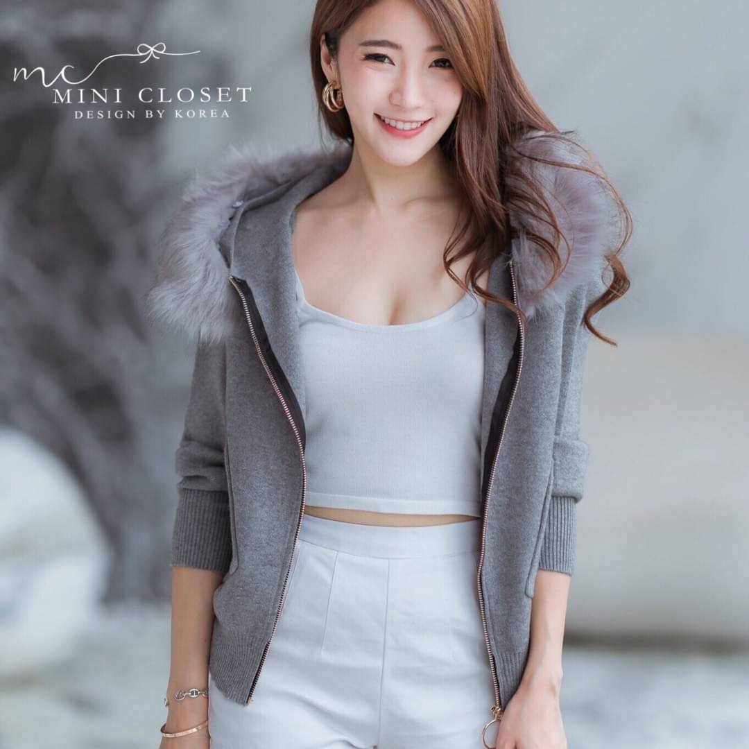 งานขายดี บอกเลยใส่ได้ตลอด สินค้าถ่ายจากงานจริง คุณภาพดีเฟอร์แน่นๆนุ่มๆมีฮู้ด ขนเฟอร์ถอดออกได้ มีซิปหน้า เป๋าข้าง บอกเลยห้ามพลาดค่ะ