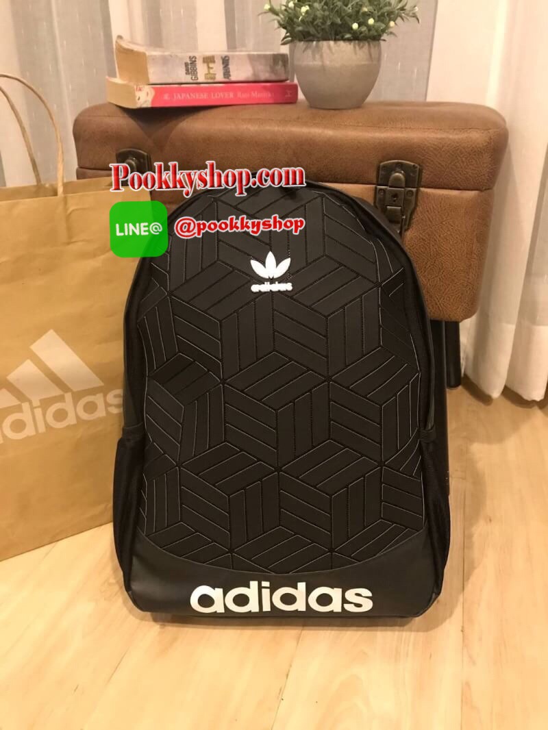 Adidas Originals 3D Backpack กระเป๋าสะพายหลัง 3D ลุคสุดล้ำของกระเป๋าสะพายหลัง ที่มาพร้อมช่องกระเป๋าซิปและลายพิมพ์สามมิติแบบอสมมาตร ดูดีมีสไตล์ด้วยการใช้วัสดุเลียนแบบหนังที่ทันสมัย ให้คุณมีพื้นที่มากขึ้นในการจัดเก็บ ด้วยช่องกระเป๋าด้านในหลายช่องสำหรับเก็บโ