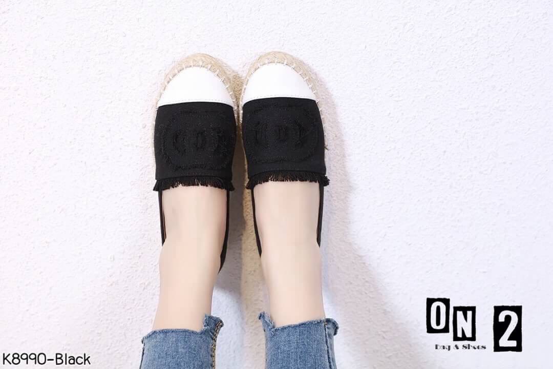 Chanel canvas slippers ผ้าใบCanvas ทรงslippers อีกตัวที่มากี่ครั้งก็ฮอต ด้านหน้าผ้าสามารถตัดให้เป็นโลโก้ CC ได้คะ หรือจะใส่แบบ OO ก็น่ารัก เป็นCanvas เทห์ๆใส่ง่าย ถอดสดวก พร้อมจ้า...มาตำกันได้เลยจ้า เป็นงานเกรดขึ้นห้าง มีกล่องค่ะไม่ใช่งานตลาดล่าง
