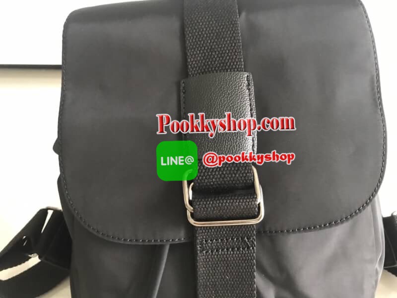 กระเป๋าสะพายหลัง Calvin Klein Backpack เป้ สีดำ พร้อมส่งที่ไทย 2017 กระเป๋าหนังสลับไนล่อน สุด chic มาพร้อมป้ายยี่ห้อ metal สีเงิน ตัดสีดำ อย่างโดดเด่น ข้างหลังมีซิปเปิดปิดได้ค่ะ ช่องกระเป๋าปกติใช้สายรูด แบบขนมจีบ ล็อคด้วยกระดุมเป๊ก สะดวกสบายและจุของได้เย