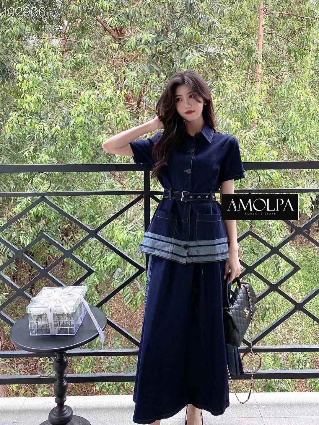 SET TOP+SKIRT CHRISTIAN DIOR DENIM มาให้ช๊อปทั้งเสื้อและกระโปรง สำหรับแบรนด์ CHRISTIAN DIOR คอลเลคชั่นใหม่ งานผ้ายีนส์คุ้มค่าต่อการครอบครองมากกกก สุดคุ้ม ตัวเสื้อเป็นเสื้อคอปกกระดุมหน้า มาพร้อมเข็มขัดยีนส์ หลังปลายเสื้อทออักษร CHRISTIAN DIOR มาพร้อมกระโปร