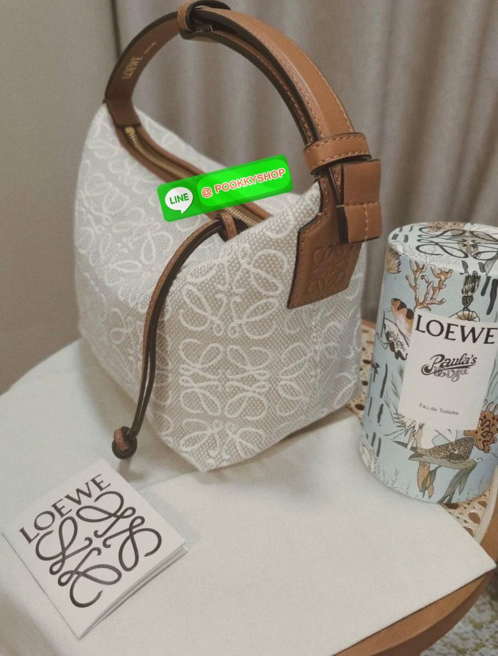 RESTOCK!! 💙🤎 LOEWE CANVAS BAG VIP GIFT WITH PURCHASE (GWP) พรีเมี่ยมกิ๊ฟ Limited จาก LOEWE HAUTE PARFUME DUTYFREE COUNTER วัสดุ CANVAS ตัดหนังแท้ ดีไซน์ทรงยอดฮิตประจำปีเลย! ปักโลโก้แบรนด์บนผ้าทั้งใบเป็นเอกลักษณ์ เปิดปิดด้วยซิปยาวภายในโล่งก