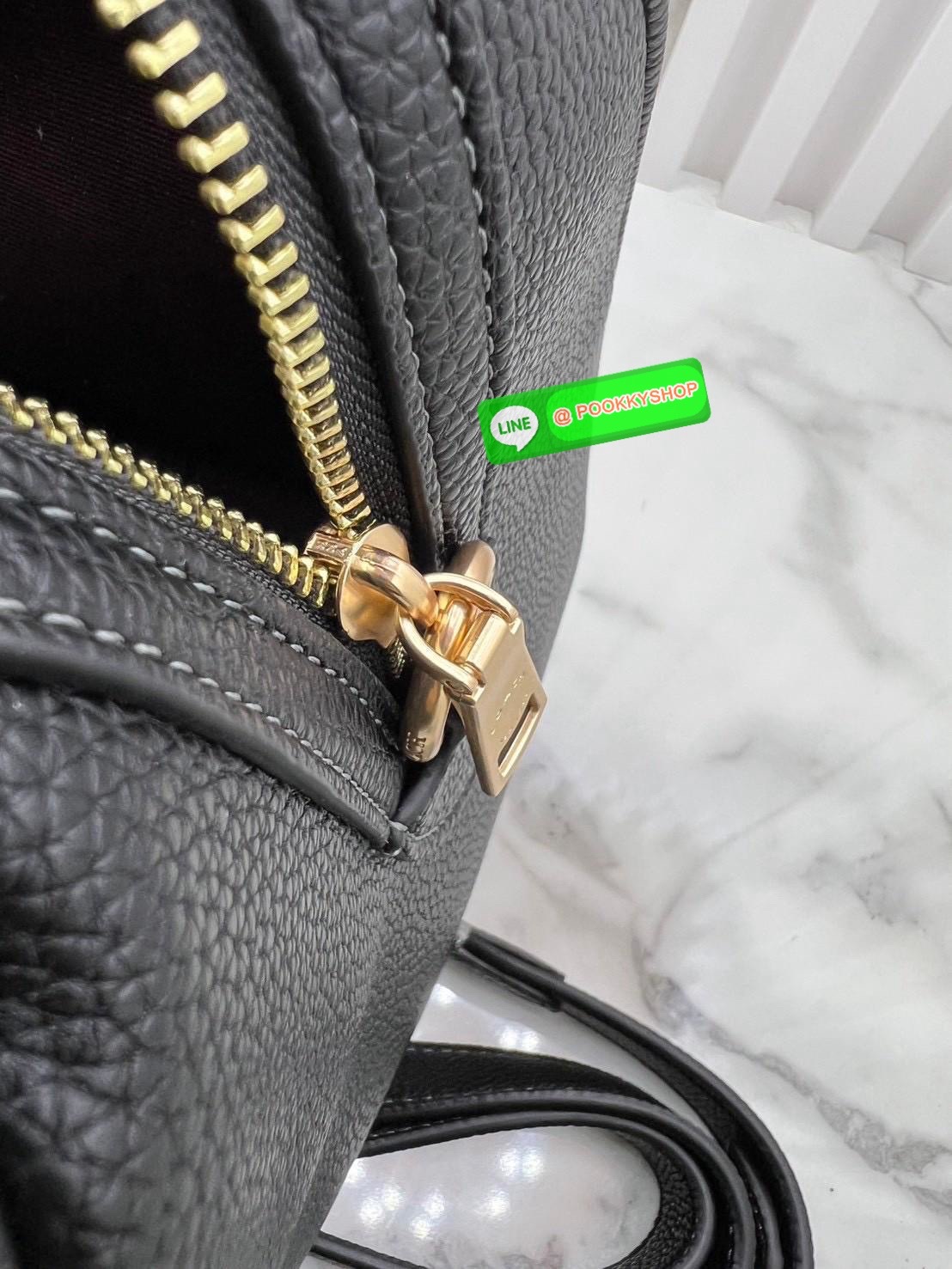 COACH ROWAN SATCHEL IN SIGNATURE CANVAS จุดเด่นของกระเป๋าทรงsatchel bag คือรูปทรงของกระเป๋าดูแข็งแรง มั่นคง ไม่เสียทรงง่าย มาพร้อมหูหิ้วที่ด้านบนของกระเป๋า ลายแคนวาสที่เป็นซิกเนเจอร์แบบเอกลักษณ์ ช่องใช้งานทุ้งภายในและภายนอก นอกจากนี้ กระเป๋าประเภทนี้ยังมี