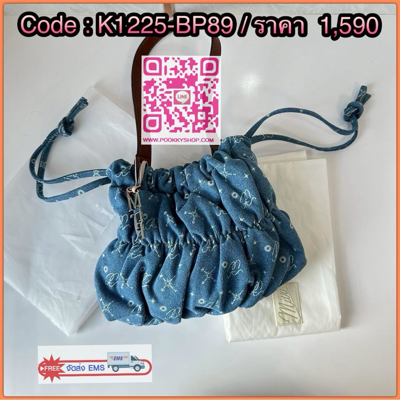 Mitr scrunchy bag 🔖กระเป๋ายีนส์สุดน่ารักเนื้อนุ่มพิมพ์ลาย Monogram ของ Mitr จุของได้เยอะรูปทรงแบบรูดได้ น้ำหนักเบาสุดๆ สะพายเป็น Shoulder Bag หรือถอดสายและถือเป็น Clutch Bag ก็ได้ ดีเทล Charm ห้อยโลหะสีเงิน โดดเด่นสุดๆ