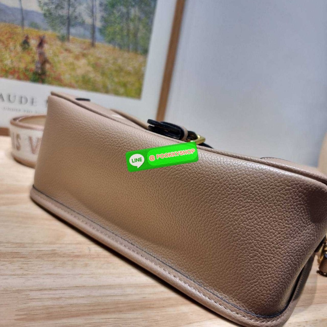 LV diane monogram empreinte bag 🔆 Details กระเป๋ามัลติฟังก์ชั่นสุดคุ้มจากเคาน์เตอร์ dutyfree ที่ดีไซน์ออกมาได้น่ารักน่าใช้มากๆ มีสายมาให้ถึง 2 แบบ สายหนังคล้องไหล่ได้ ปรับสะพายข้างได้ และสายสปอร์ตครอสบอดี้ได้ สวยลูกคุณหนูมากๆ ปรับเปลี่ยนใช้ตามลุคแ