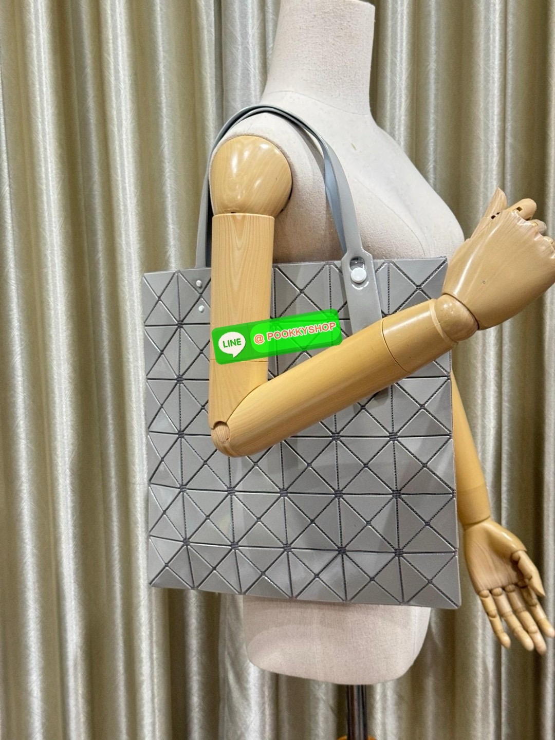 Baobao Issey Miyake 6x6 กระเป๋า Tote รุ่นนี้ถือว่าเป็นกระเป๋า Tote ไซส์กลางที่เหมาะกับการพกพาสิ่งของที่จำเป็นในทุก ๆ วัน มาพร้อมสายที่สามารถปรับได้ทั้งสองสาย และมีช่องใส่ของช่องเล็กด้านใน 1 ช่อง จุของได้เยอะแถมยังทนทาน ใช้เป็น Everyday Bag ได้เลยคะ พกพาสะ