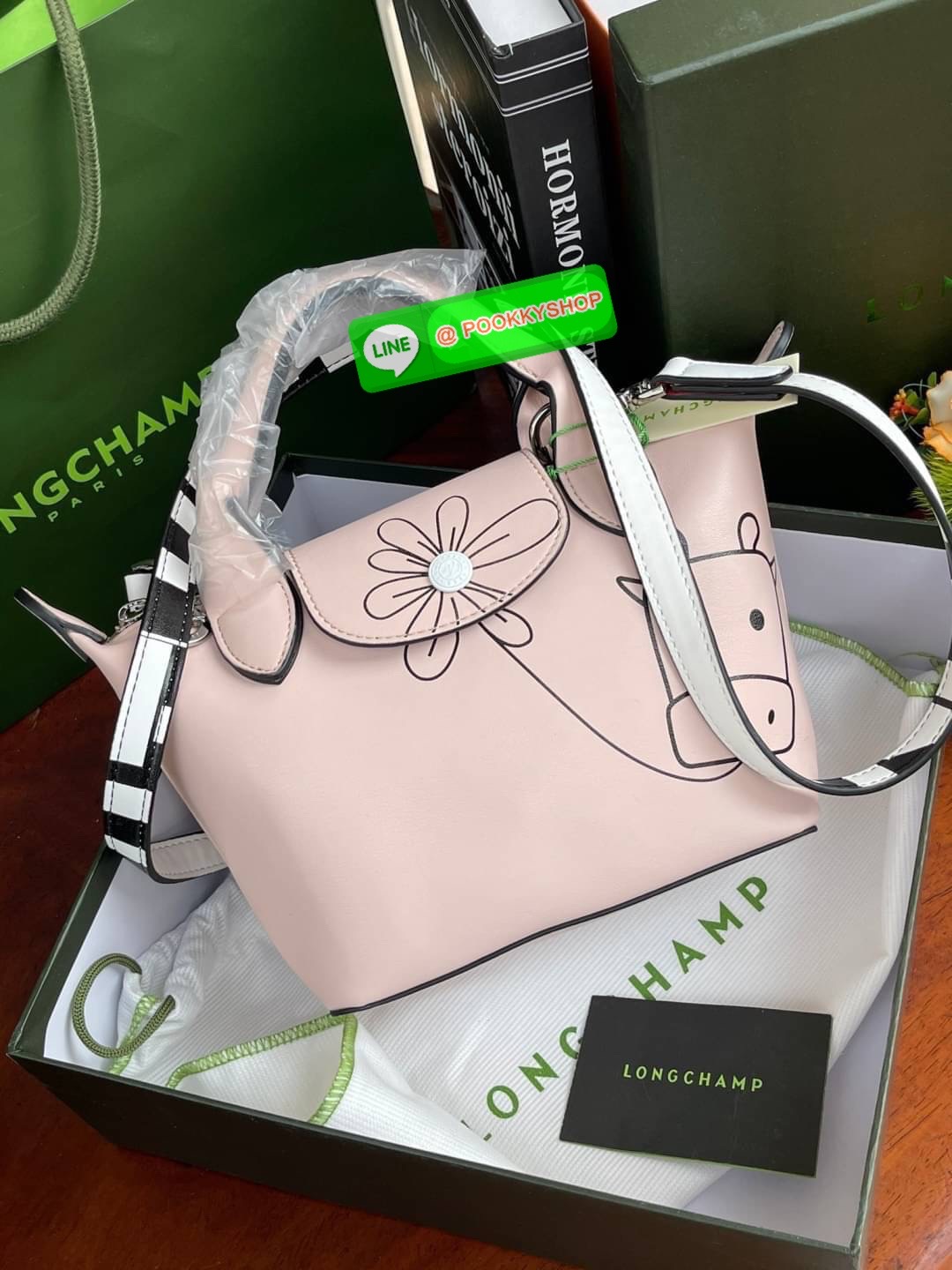 Longchamp Year of OX LE PLIAGE CUIR TOP HANDLE BAG XS Celebrate 2021! ต้อนรับปีวัวด้วยคอลเล็คชั่นพิเศษ วัสดุหนังเมทิส (Metis) หรือหนังแกะเนื้อนุ่มมาพร้อมหูจับขนาดสั้นเหมาะถนัดมือ กระเป๋าทรงไอคอนนิกพร้อมลวดลาย animation สุดน่ารักตรงยุคสมัย เอาใจผู้ที่ชื่นช