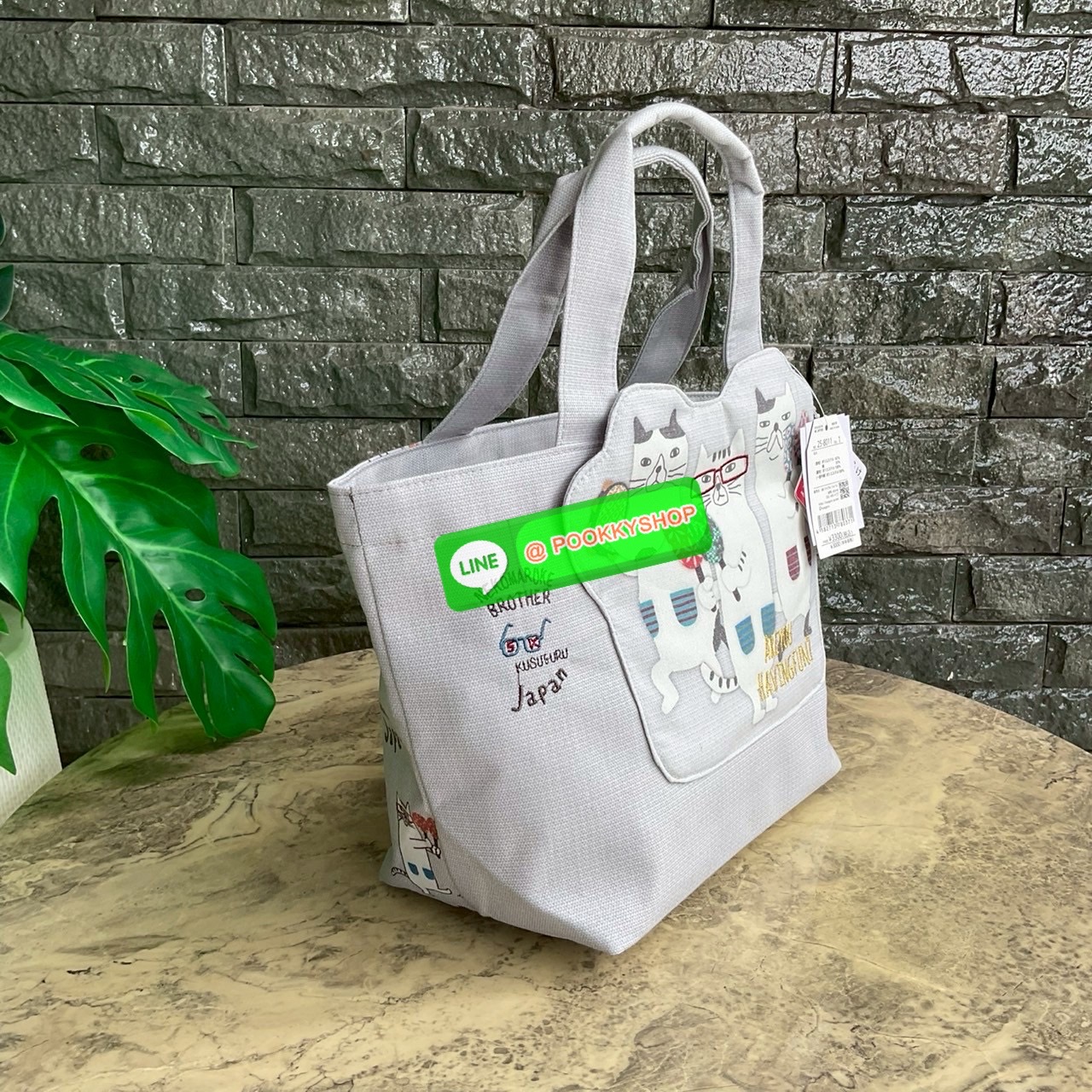 กระเป๋าถือ คล้องแขน ทรงโท้ทสุดเก๋และน่ารัก Nekomaruke Hamipoke Bag จาก Kusguru Japan กระเป๋าโท้ทสุดน่ารักใบนี้เหมาะสำหรับผู้หญิง และเป็นไอเทมใหม่ในคอลเลกชันฤดูใบไม้ผลิ/ฤดูร้อน 2025