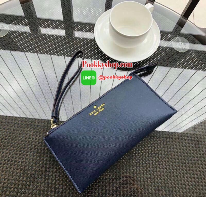 KATE SPADE Wallet Clutch Bag กระเป๋าทรงคลัชสุดคุ้มหนัง Saffiano ด้านหน้ามีโลก้แบรนด์ มาพร้อมสายคล้องมือ เปิดปิดด้วยซิปสะดวกใช้ สามารถใส่แทนกระเป๋าสตางค์ใบยาว ภายในแบ่งออกเป็น3ช่องหลัก มีช่องใส่บัตร เครื่องสำอาง เครื่องเขียน เหรียญ ไส่ไอโฟนพลัส ได้ค่ะ มีกล