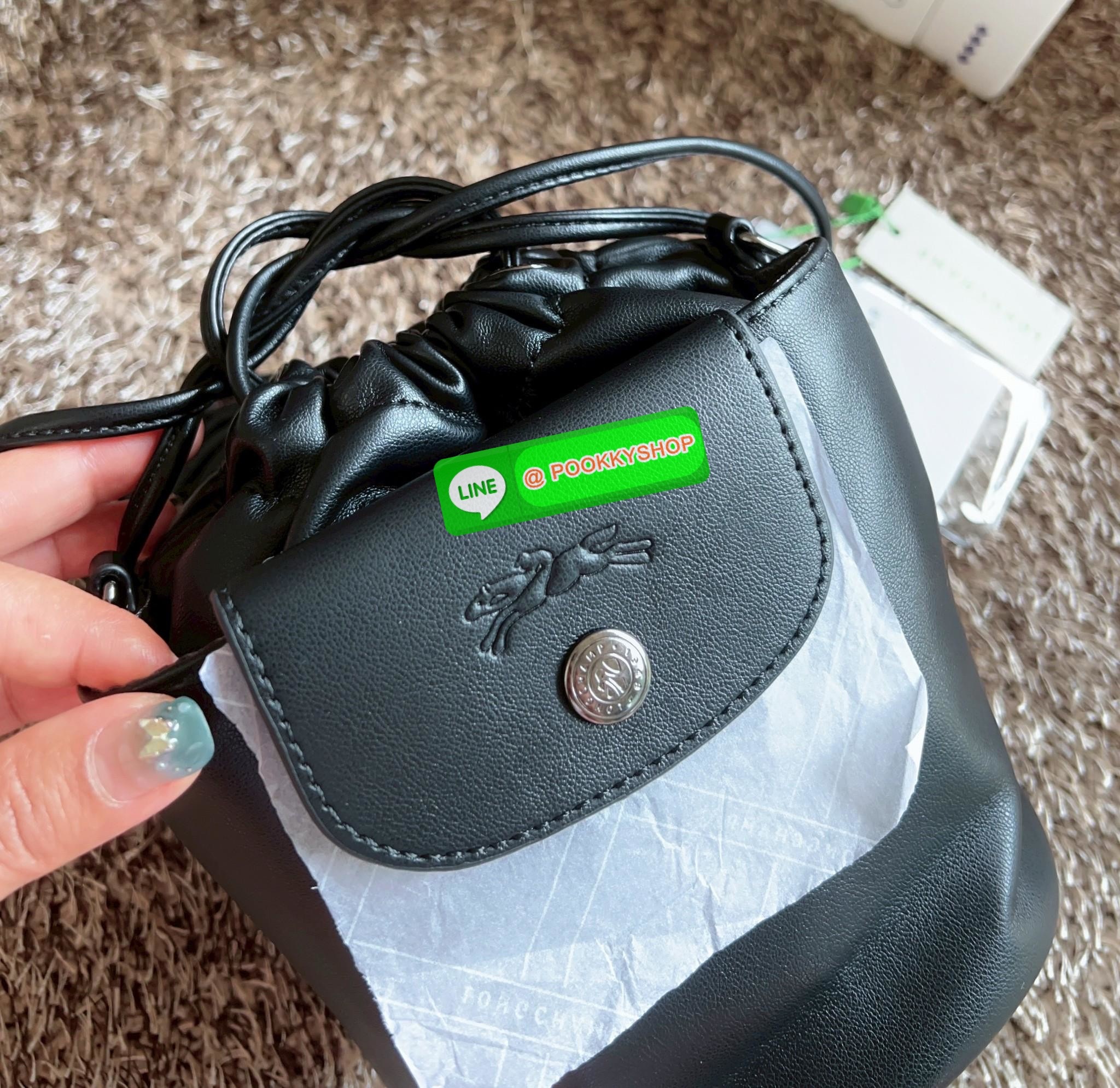 NEW ARRIVAL! LONGCHAMP LE PLIAGE XTRA XS BUCKET BAG ต้องบอกก่อนว่ารุ่นนี้เป็นรุ่นที่ใช้ออกมาแล้วไม่มีคำว่าผิดหวัง ออกแบบมาสวยแบบตัวแม่เลยค่าา 🔖พร้อมส่งทันที! กับกระเป๋าทรงบัคเกต หนังแท้smooth leather อย่างดี ใบกลางเจ้าลำตัวแล้วสวยมากก