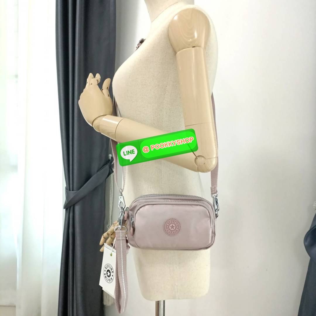 KIPLING Monkey program Seoul up clutch & sling bag รุ่น 2 ซิป (ขนาด 7 นิ้ว) กระเป๋าคล้องมือ หรือ สะพายข้าง ขนาดเล็ก วัสดุ Nylon & Polyester 100% ใช้งานได้ 2 รูปแบบ มีสายสลับเปลี่ยนได้ทั้งแบบคล้องมือ และ สะพายข้าง ตามโอกาสการใช้งาน