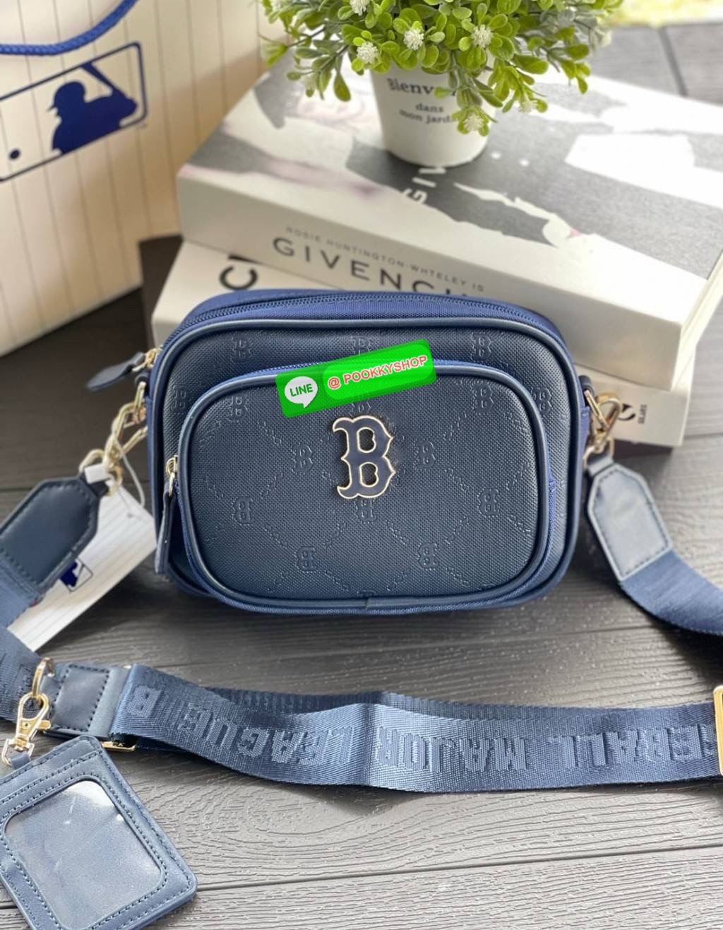 MLB แท้ Outlet กระเป๋าทรงกล่อง มีซิป 2 ช่อง ใส่ของได้เยอะ สายสปอร์ตสุดเก๋ มาพร้อมที่ห้อยบัตร