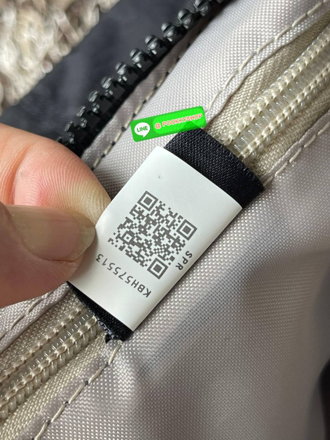 💕Kipling Silen Crossbody Bag กระเป๋าสะพายไหล่ช่วยเพิ่มความโมเดิร์นไม่ตกเทรนด์ให้กับลุคตามสไตล์การแต่งกายของคุณมากขึ้น มีน้ำหนักเบา พกพาไปไหนมาไหนได้สะดวก ใส่สิ่งของได้ครบครันโดยไม่ต้องกังวล นอกจากนี้ ยังมีสายสะพายที่ปรับระดับได้ มีช่องใส่ของเพิ่มเ