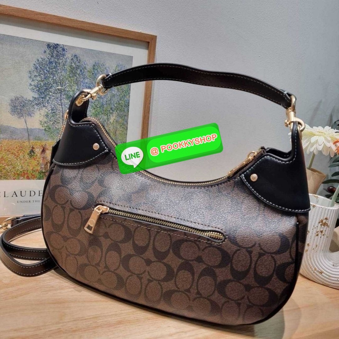 COACH CI791 MARA HOBO IN SIGNATURE CANVAS 🔆 Details รุ่นใหม่ พร้อมสีใหม่ก่อนใคร กับกระเป๋าสะพายทรงโฮโบ ใบใหญ่จุใจ ดีไซน์ออกมาให้รูปทรงดูหรู สุดพิเศษที่มีสายสะพายมาให้ถึง 2 แบบ เป็นสายสั้นสำหรับสะพายไหล่ และสายยาวสำหรับสะพายข้าง สามารถสลับใช้ได้ตาม