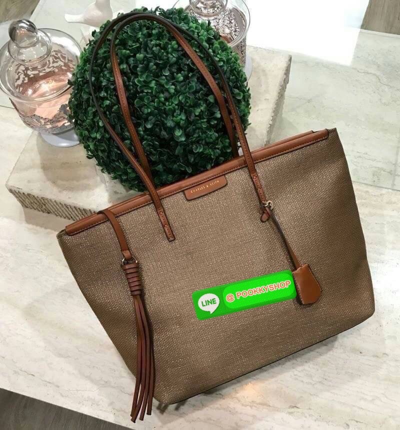 ReStock Best Seller!!! Charles & Keith Black Textured Tote Bag กระเป๋าสะพายทรง Shopping ใบใหญ่จุใจโดดเด่นด้วย Textured สานรอบใบสวยอยู่ทรง น้ำหนักเบา ด้านหน้ามีโลโก้พร้อมTAG พวงกุญแจห้อยที่หูหิ้ว เปิดปิดด้วยซิปพู่หนังสายยาว ภายในกว้างและจุ มีช่องใส่ของและช