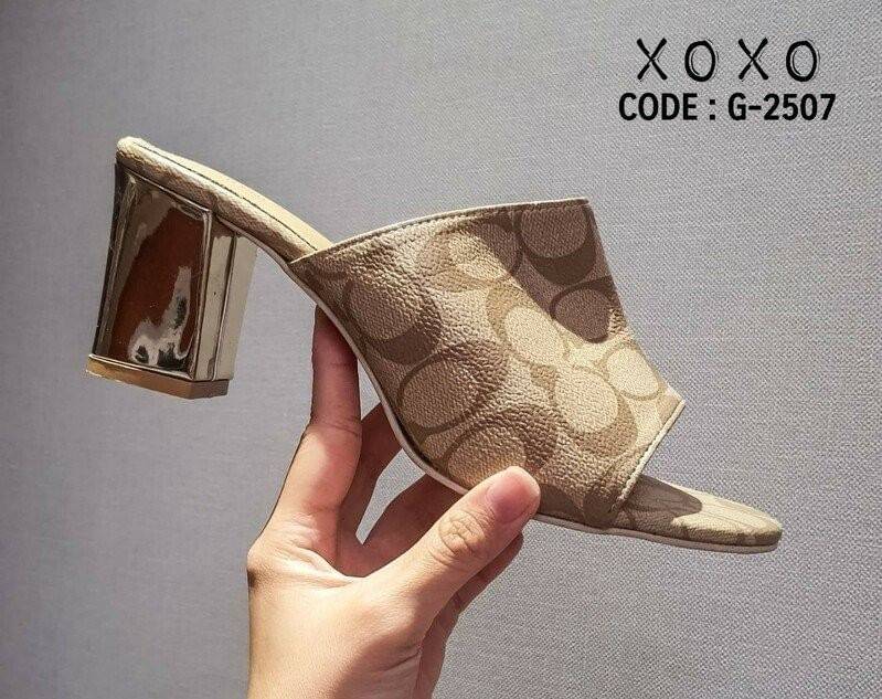 งานสวม ลายหนัง Coach สวย หรู ดูแพงเกินราคาขาย สวมใส่แมทส์ชุดง่าย หลายโอกาส เพิ่มความหรู ส้นสีทอง สวย งานเรียบร้อย ใส่สบาย ส้นทรงแท่ง ยื่นทรงตัวสบาย ไม่เมื่อย น้ำหนักเบา