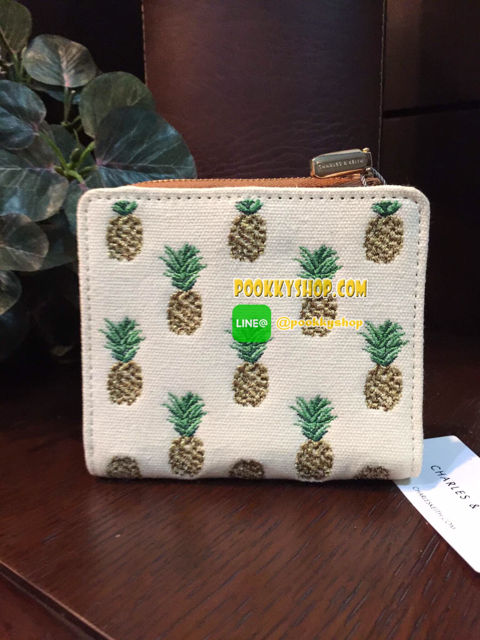 รุ่นใหม่รับซัมเมอร์! NEW! CHARLES & KEITH BEIGE BOXY PINEAPPLE WALLET กระเป๋าสตางค์ใบสั้นพับ 3 ตอน รุ่น Limited Edition วัสดุ Canvas ปักลายสับปะรดดีไซน์สวยเก๋ไม่ซ้ำใคร ภายในมีช่องซิปสำหรับใส่เหรียญ หัวซิปปั้มโลโก้ มีช่องใส่บัตรหลายช่องพร้อมช่องใส่ธนบัตร ส