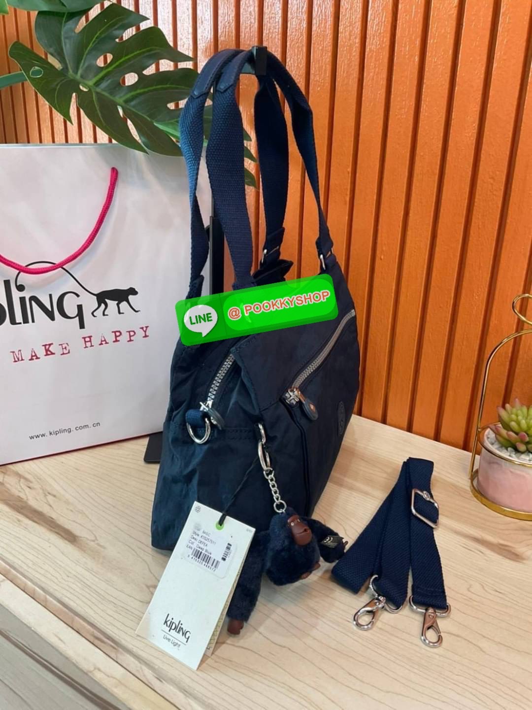 Kipling Damen Orelie Henkeltasche รุ่น K15257 กระเป๋าถือ/สะพาย Crossbody ขนาดกำลังดี หูกระเป๋ายาวสามารถคล้องบ่าได้ วัสดุpolymode100% ผ้ากันน้ำ กระเป๋ามีน้ำหนักเบา มีช่องซิป ด้านหน้า และ ด้านหลัง ภายในแบ่งเป็น 3 ช่องหลักใช้งาน ช่องซิปกลางแยกเป็นสัดส่วน จุข
