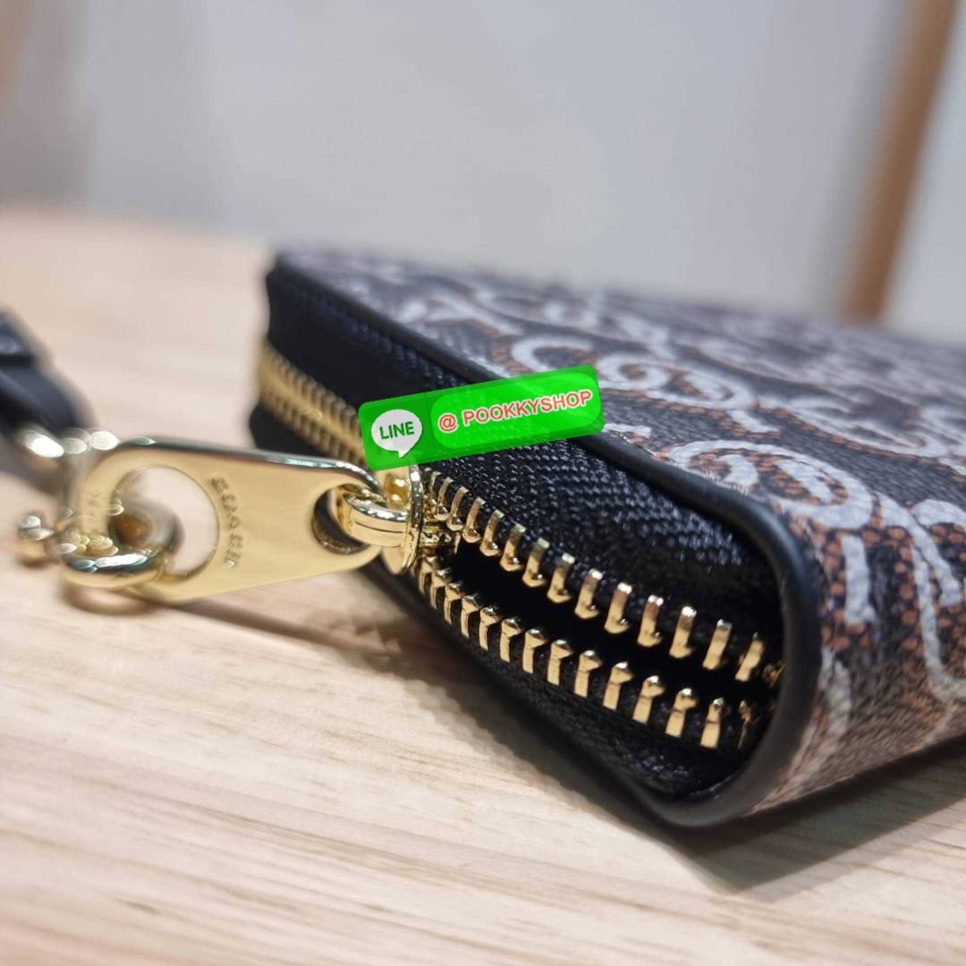 COACH CF521 LONG ZIP AROUND WALLET WITH SIGNATURE MONOGRAM 🔆 Details กระเป๋าสตางค์ใบยาว คอลเลคชั่นใหม่ กับดีไซน์ใหม่ ฉีกกฏทุกการดีไซน์ ด้วยลวดลายโมโนแกรมรอบใบโดดเด่น สะดวกใช้งานด้วยสายคล้องมือที่สามารถถอดออกได้ พกพกง่ายที่สุด รูดใช้งานด้วยซิปรอบใบ