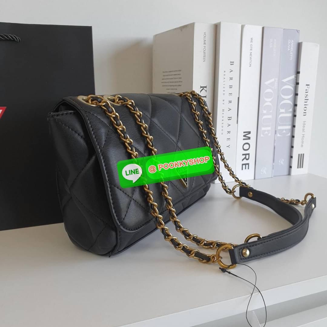 รุ่นใหม่ล่าสุด!! GUESS CESSILY CONVERTIBLE CROSSBODY BAG กระเป๋าสะพายข้าง รูปทรงสวย หนังนิ่มมือมากกก ตกแต่งด้วยโลโก้แบรนด์ด้านหน้า ด้านในเปิดปิดด้วยกระดุมแม่เหล็ก มีช่องซิปแยก+ช่องใส่บัตรฝั่งตรงข้ามอีกช่อง สามารถใส่กระเป๋าสตางค์ยาว โทรศัพท์ได้ทุกรุ่น มาพร