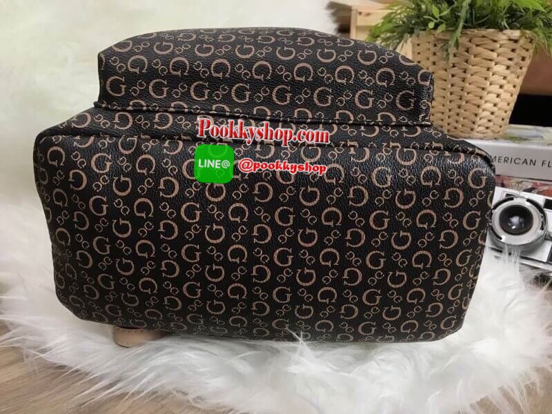 Don't Miss! GUESS WOMAN'S FACTORY BACKPACK กระเป๋าเป้ขนาดกำลังดีวัสดุหนังแกะสังเคราะห์นิ่มสวยน้ำหนักเบา มีหูหิ้วเเละสายสะพายหลังเลื่อนปรับได้ ด้านหน้ามีโลโก้และช่องซิป เปิดปิดด้วยซิปสะดวกใช้ ภายในกว้างใส่เอกสาร ipad ของใช้ได้เยอะ จะสะพายไปเรียนไ