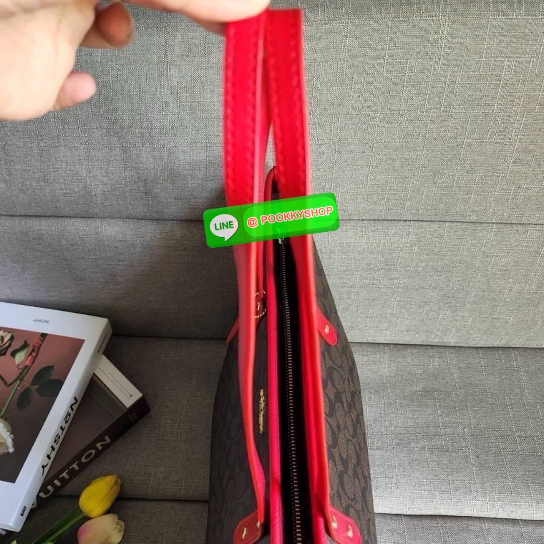 COACH CITY ZIP TOTE IN SIGNATURE COATED CANVAS (COACH F36876) กระเป๋าสะพายทรงช้อปปิ้ง ทรงสวย ทรงยอดนิยมใบใหญ่ยุของได้เยอะ หนังcanvas ลาย C Signature สายหนังแท้ สะพายขึ้นไหล่ได้สวย ใบใหญ่ ใช้งานง่าย มีซิปปิดด้านบน มีผ้าบุด้านใน มีช่องซิป